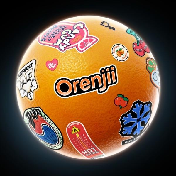 Eine Orange mit Aufklebern. Die Aufkleber haben Text und Bilder, darunter das Wort 'Orenjii'. Der Hintergrund ist dunkel.