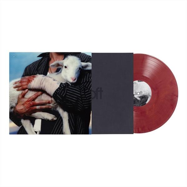 Albumcover: Person hält Lamm. Vinyl-Schallplatte ist rot. Albumcover und Vinyl sind mit 'soft' beschriftet.