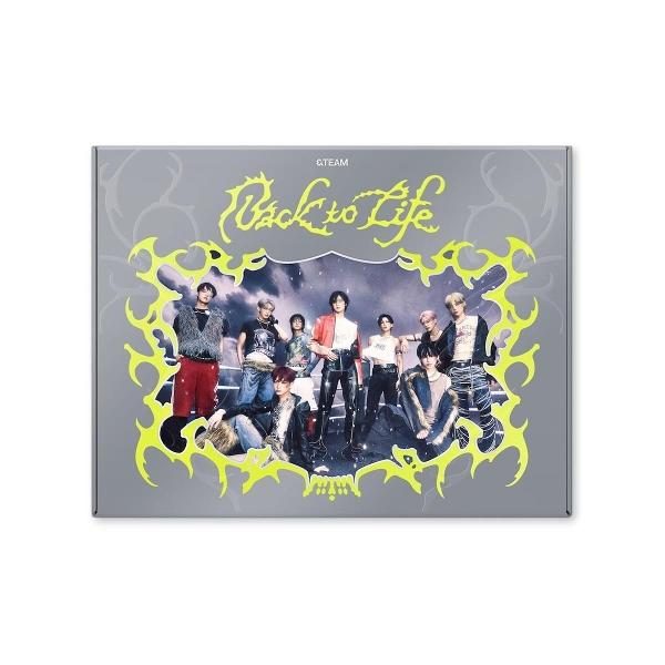 Albumcover: 9 Männer posieren. Grauer Hintergrund mit gelbem Flammendesign und Text "Back to Life". Männer in verschiedenen stilvollen Outfits.