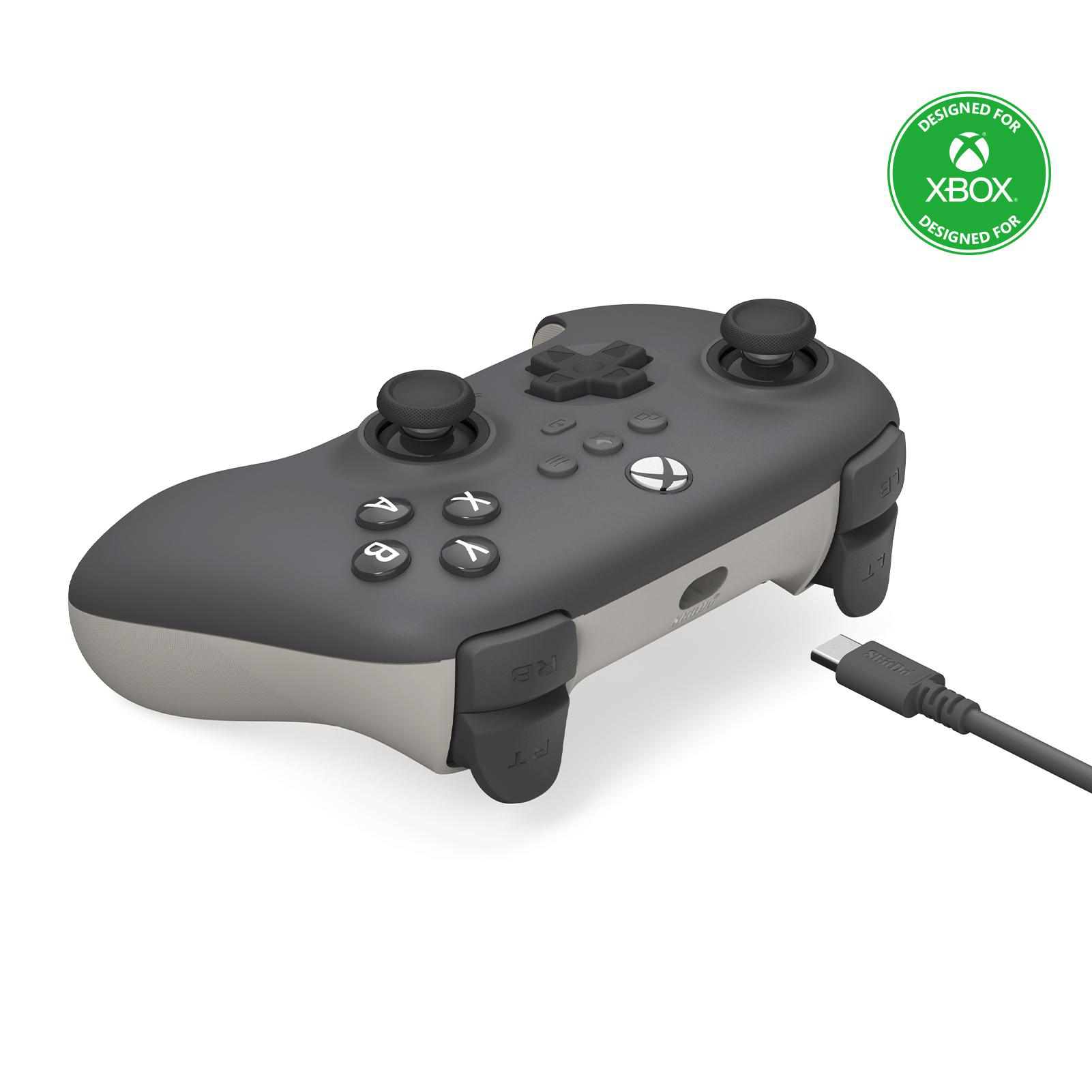 Xbox-Controller mit USB-Kabel. Grau und Weiß. Xbox-Logo sichtbar.