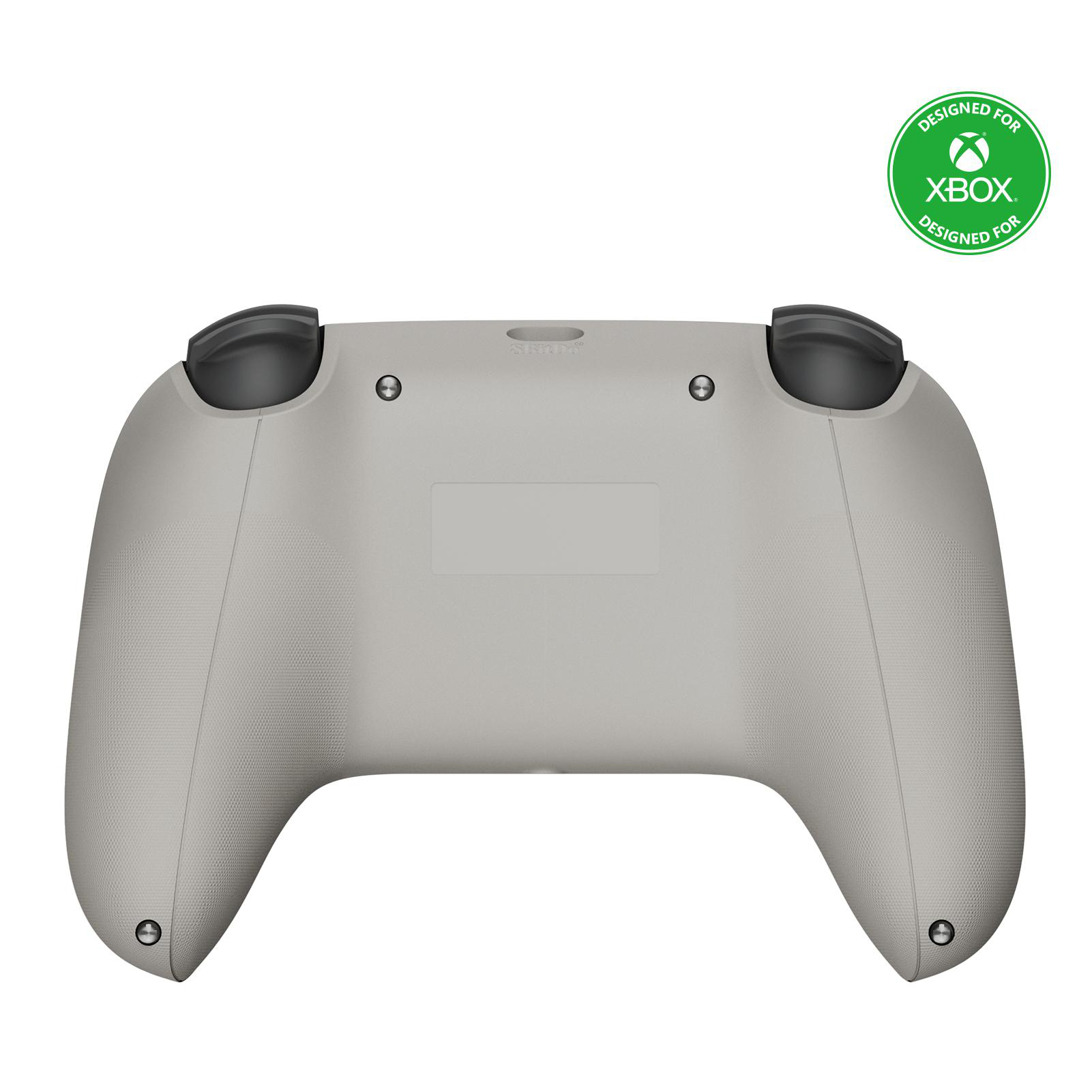 Ein hellgrauer Xbox-Controller mit schwarzen Thumbsticks. Oben rechts befindet sich ein grünes 'Designed for Xbox'-Logo.