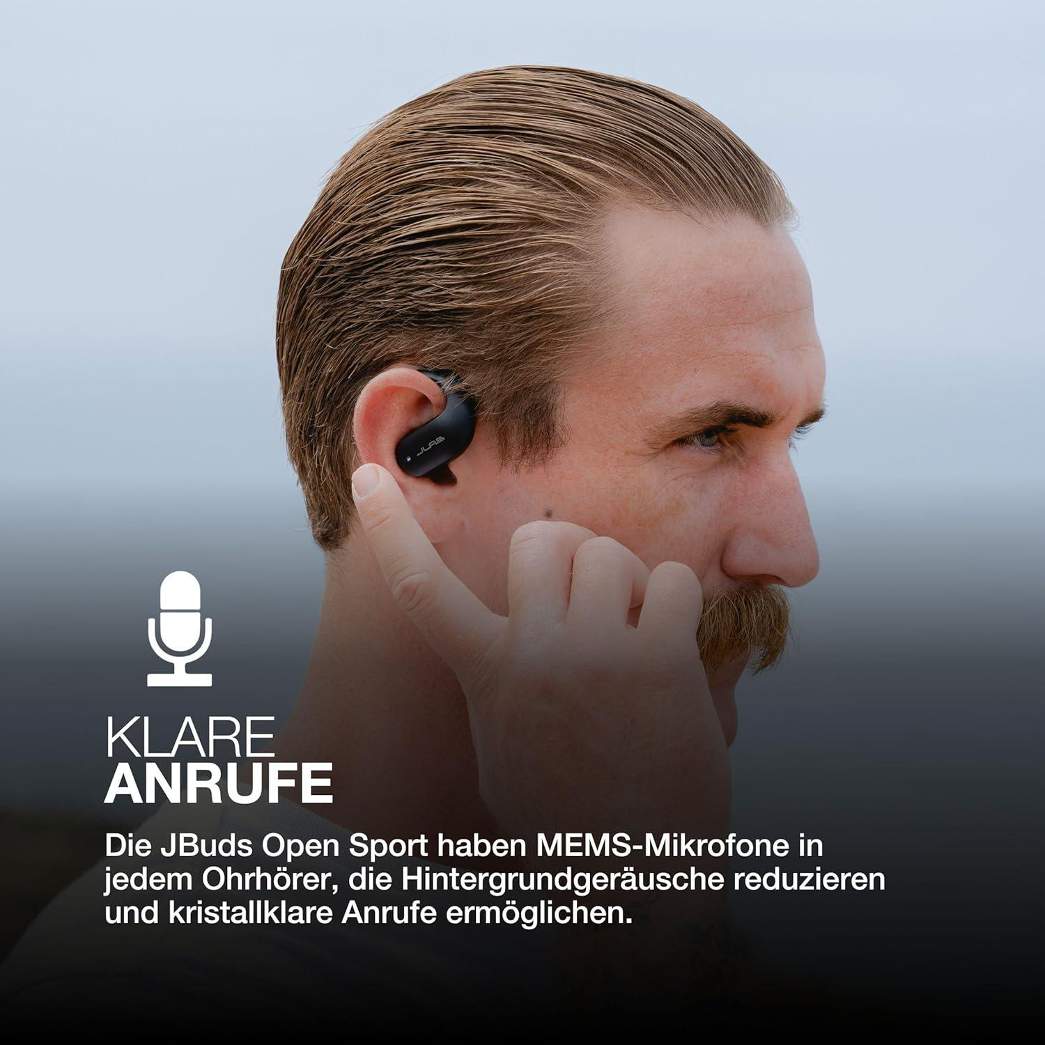 Ein Mann mit schwarzem Ohrhörer berührt sein Ohr. Text: 'KLARE ANRUFE'. Der Hintergrund ist hellblau.