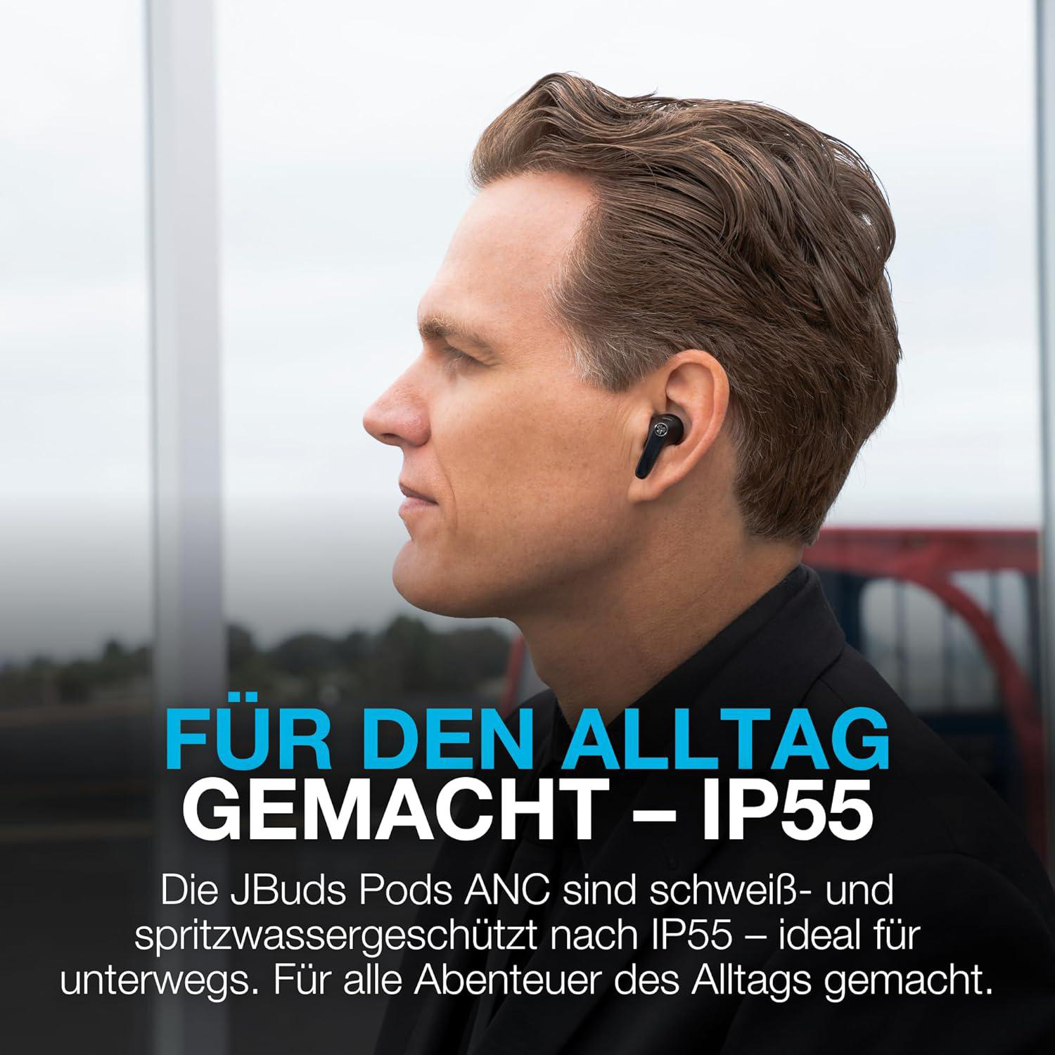 Ein Mann im schwarzen Anzug mit Ohrhörern blickt nach links. Text: 'Gemacht für den Alltag - IP55' mit Produktinfo.