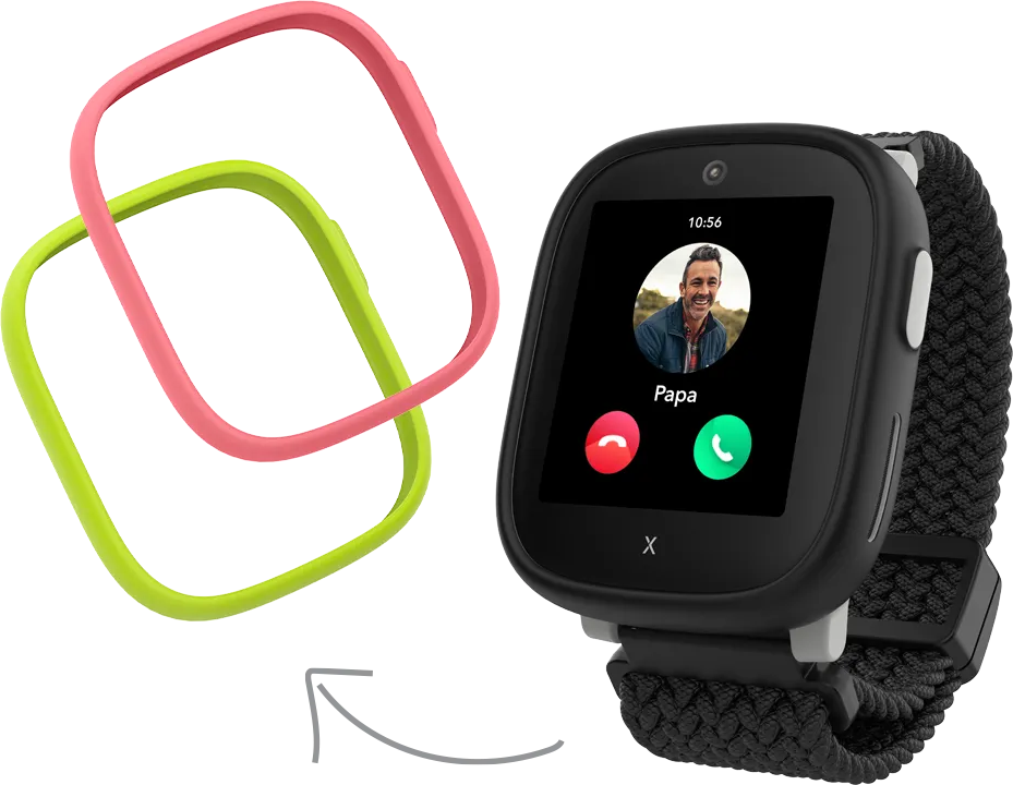 Une smartwatch affiche un appel vidéo de 'Papa'. Elle a un boîtier noir, un bracelet tressé et deux cadres carrés colorés.