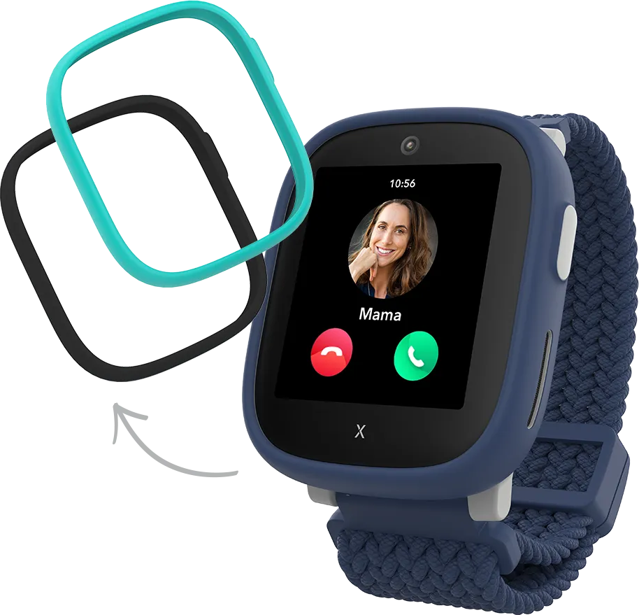 Eine blaue Smartwatch mit Videoanruf einer Frau. Zwei farbige Rahmen und ein geflochtenes Armband sind ebenfalls sichtbar.
