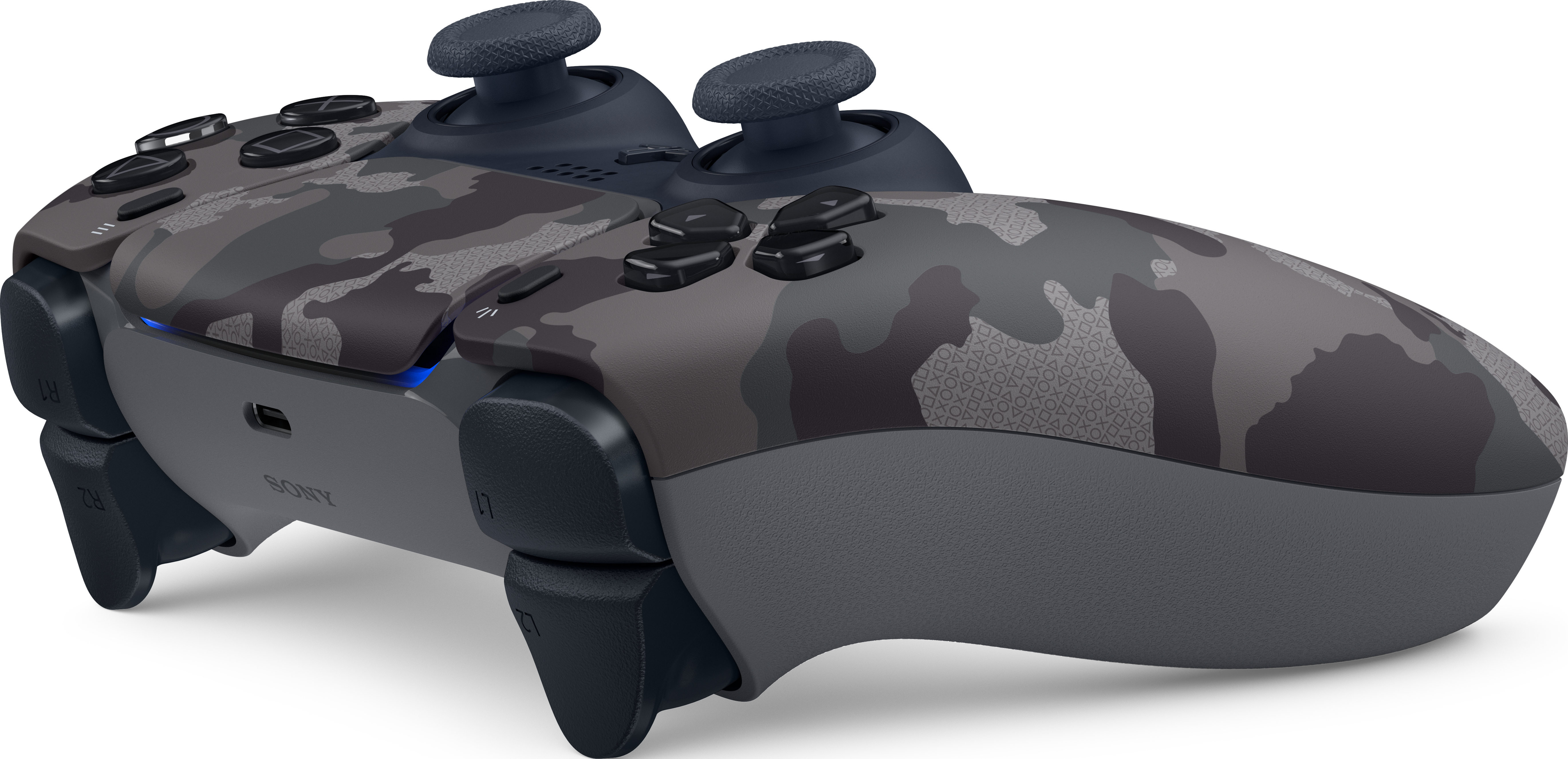 Une manette PlayStation 5 grise et camouflage. Elle comporte des boutons, des joysticks analogiques et des gâchettes. Le logo Sony est visible.