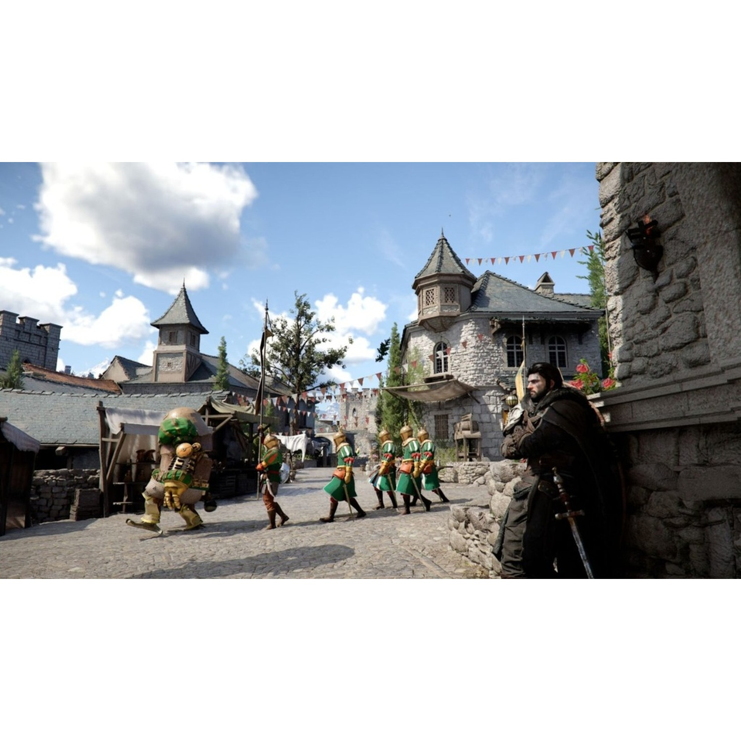 Scène de ville médiévale. Personnages costumés marchant sur des pavés. Bâtiments avec tours et drapeaux. Homme avec une épée observe.