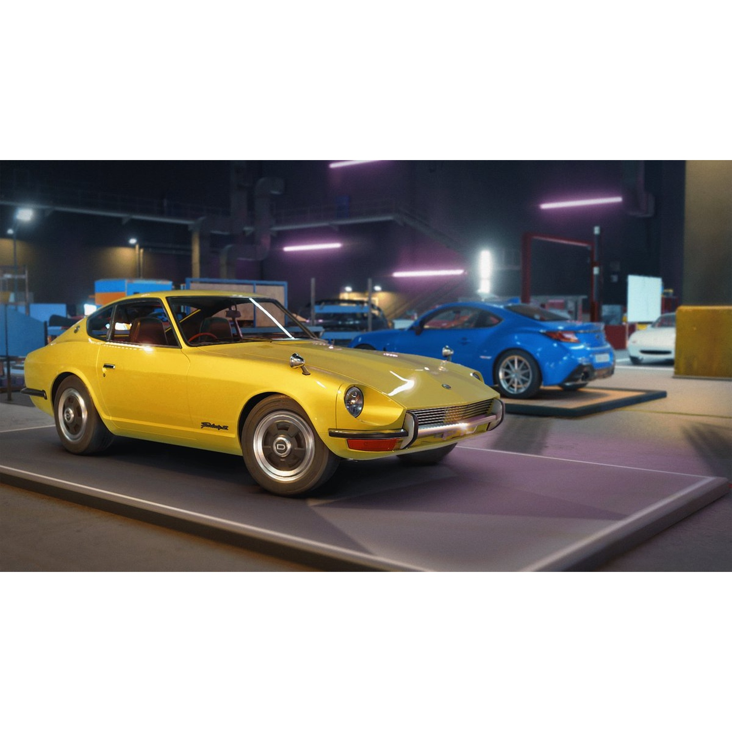 Een gele oldtimer staat in een garage, andere auto's op de achtergrond. De auto staat op een grijs platform.