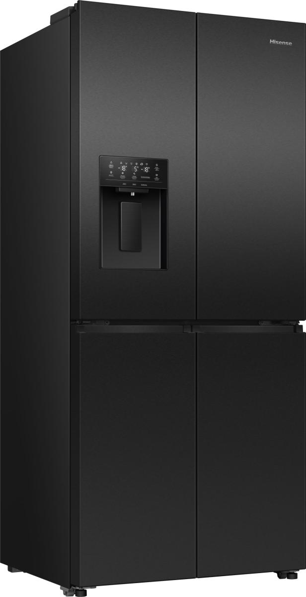 Ein schwarzer Hisense-Kühlschrank mit vier Türen. Er hat einen Wasserspender und ein Bedienfeld auf der Vorderseite. Das Hisense-Logo ist sichtbar.