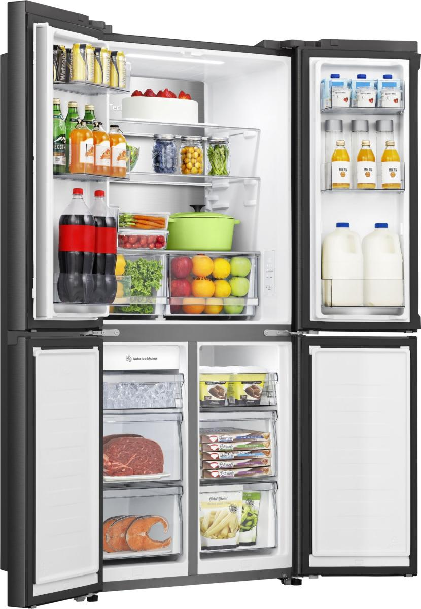 Offener Kühlschrank mit Lebensmitteln gefüllt: Getränke, Obst, Gemüse, Fleisch und Milchprodukte. Der Kühlschrank hat mehrere Fächer.