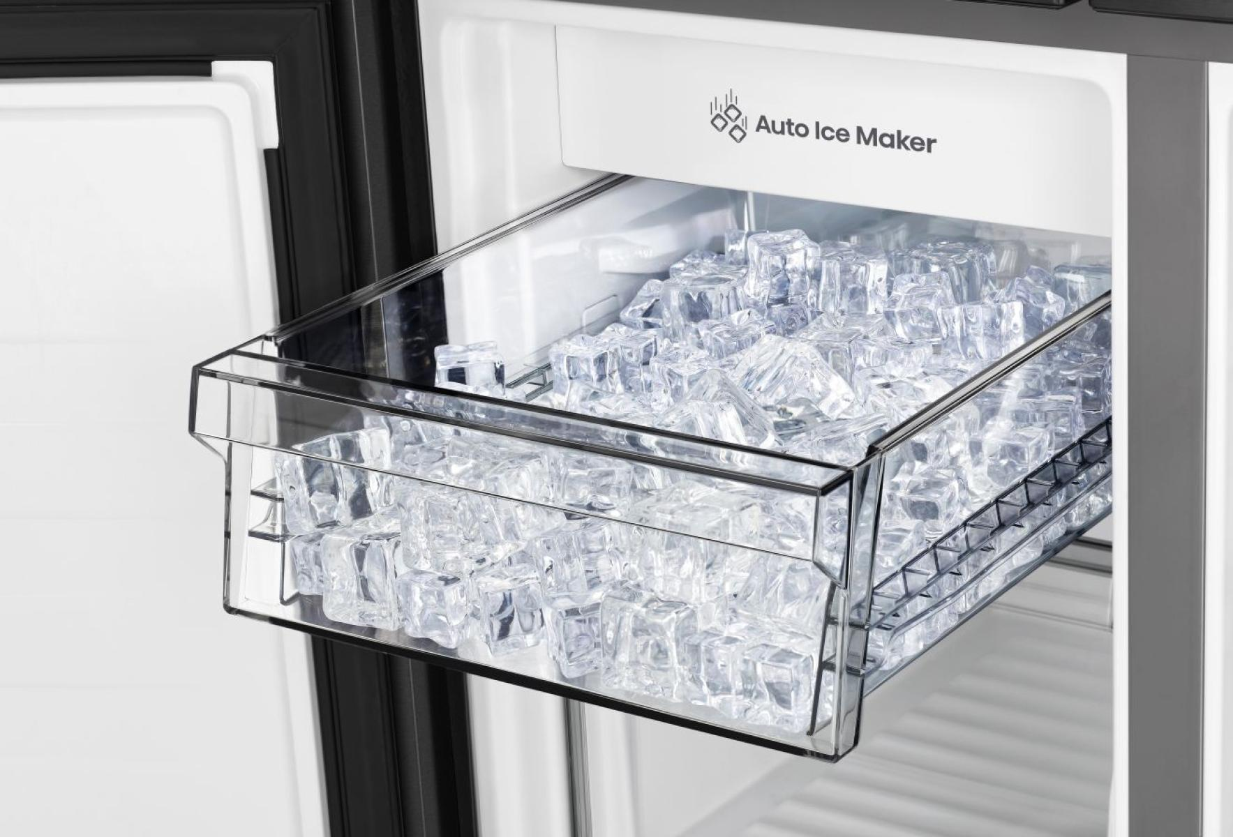 Offene Kühlschranktür, die einen klaren Eisbehälter mit Eiswürfeln zeigt. Oben befindet sich ein Etikett 'Auto Ice Maker'.