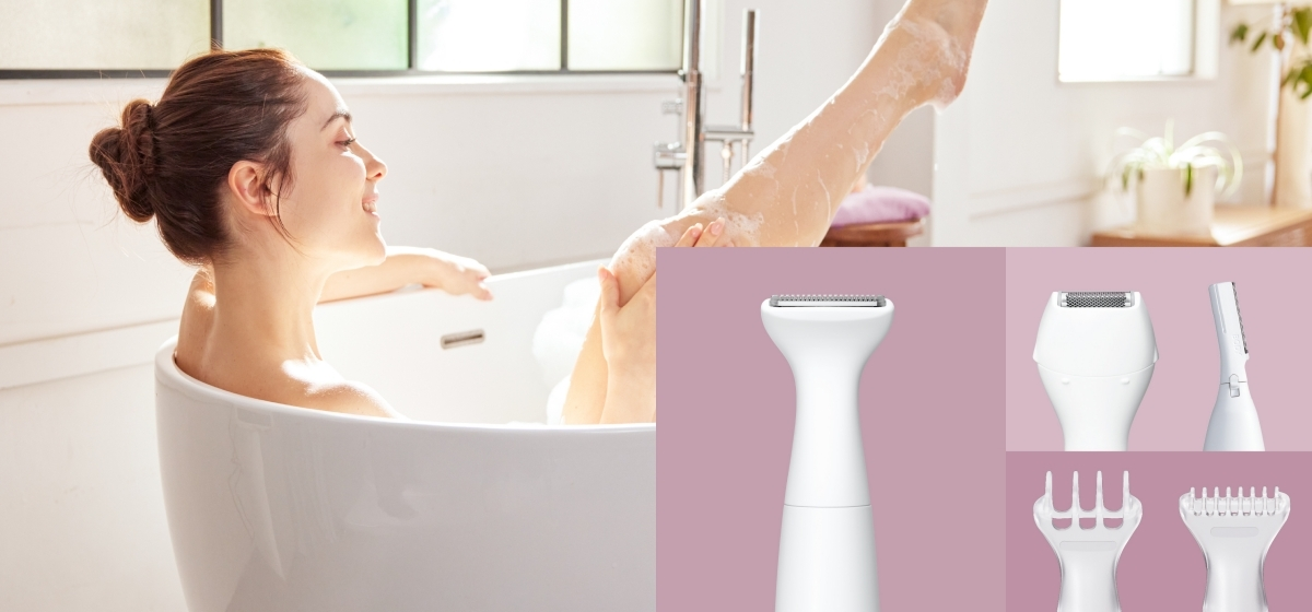 Mujer en una bañera, con la pierna levantada con espuma. También se muestra una afeitadora blanca y accesorios.