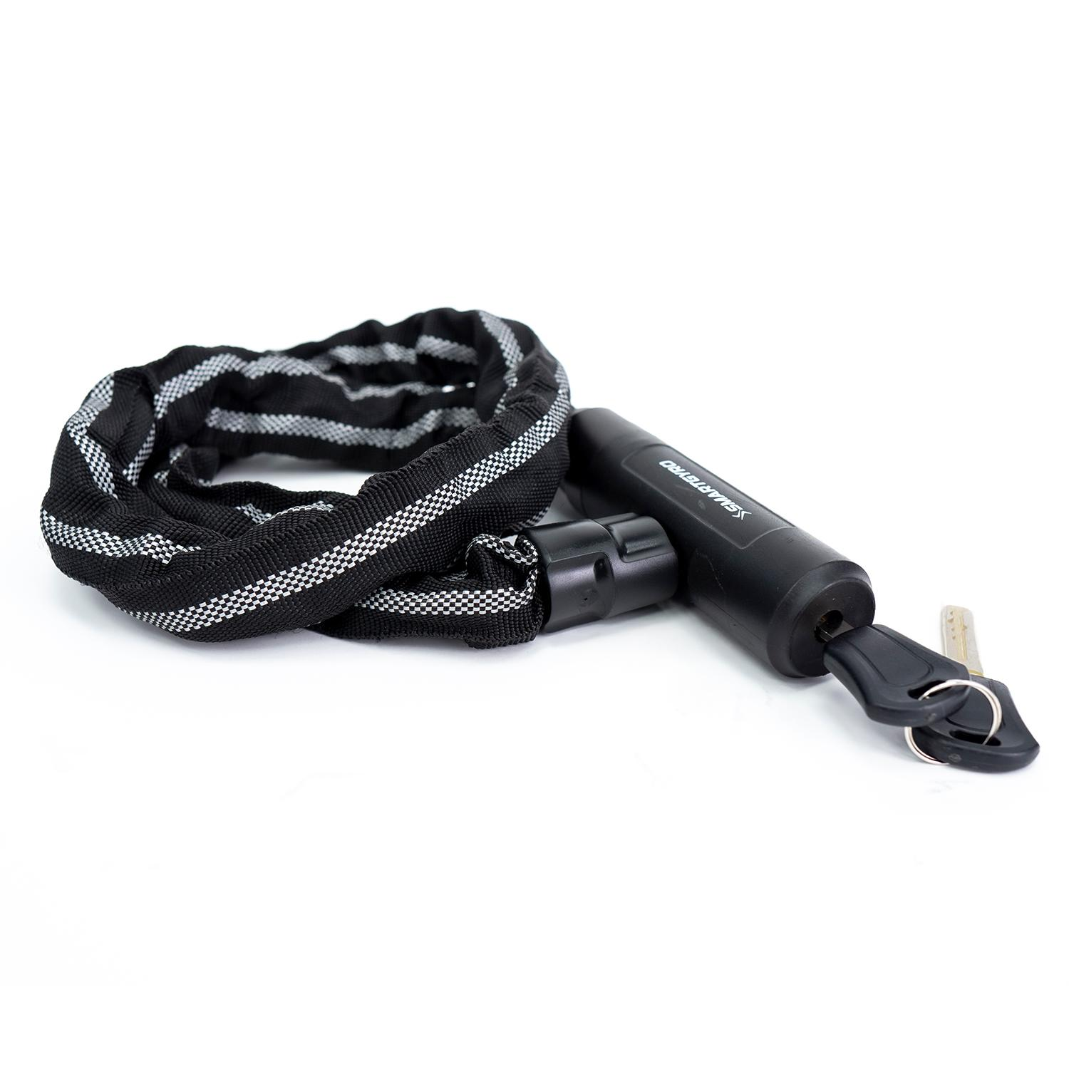 Un candado de cadena de bicicleta negro con rayas reflectantes blancas. Un cilindro negro con llaves adjuntas se encuentra junto a la cadena sobre un fondo blanco.