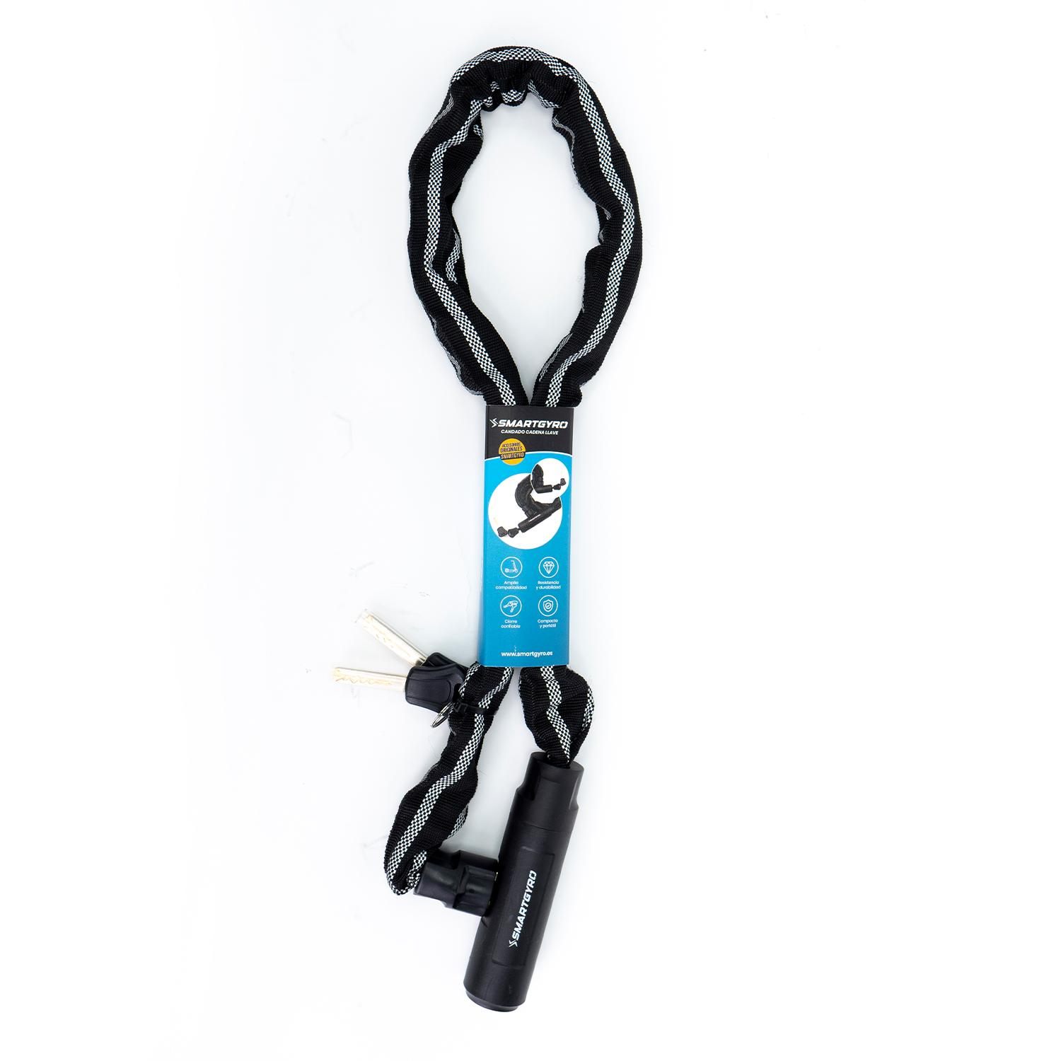 Un candado de cadena negro para bicicleta con detalles blancos, llaves y un mecanismo de cierre negro sobre fondo blanco.