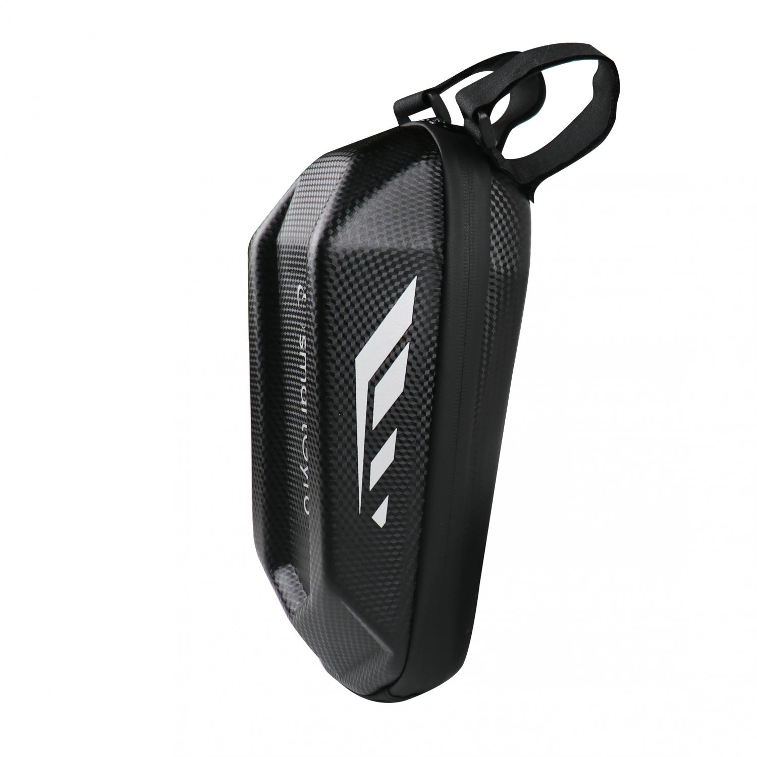 Bolsa de bicicleta negra con un logotipo blanco. Tiene una textura de fibra de carbono y un asa. El fondo es blanco.
