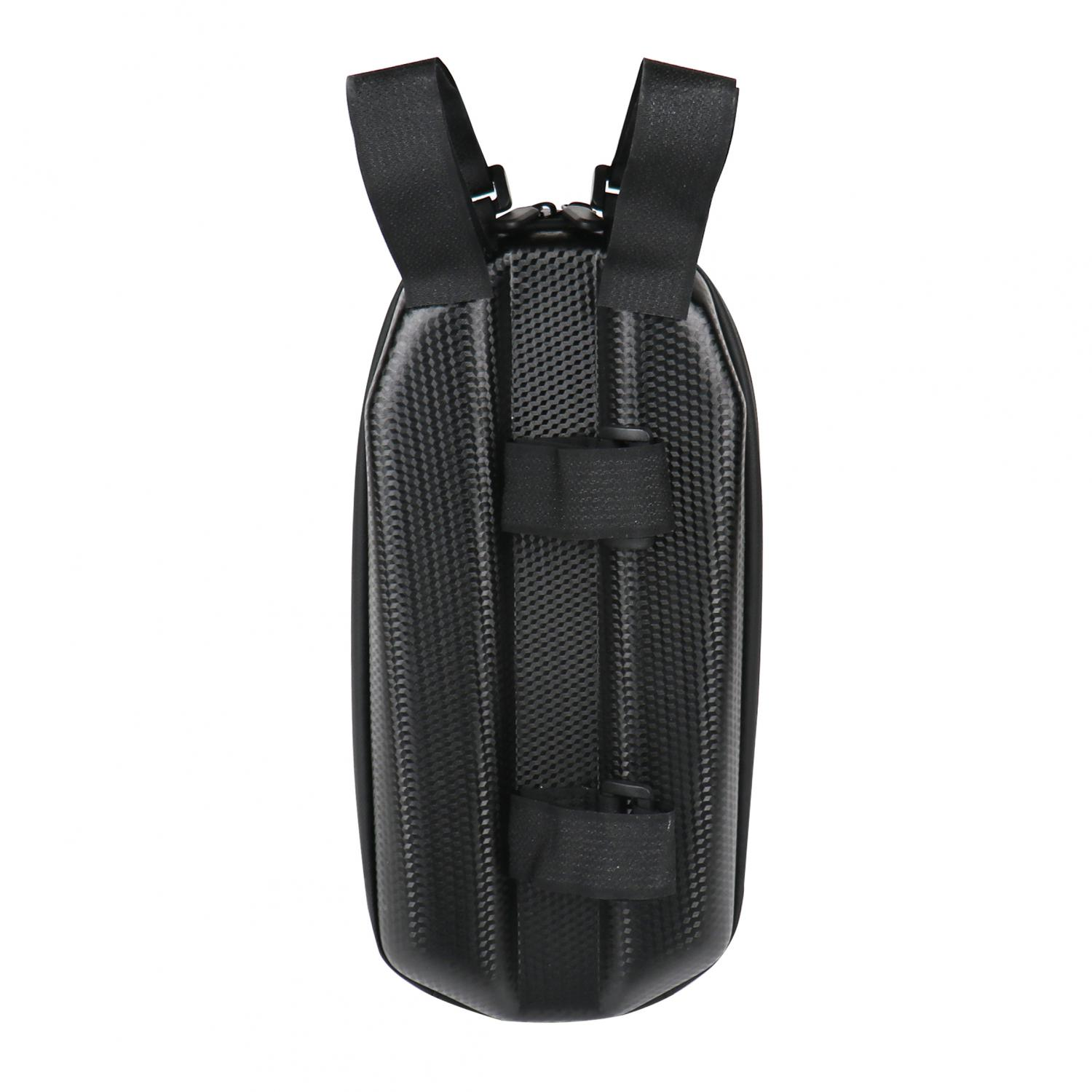 Una bolsa de bicicleta negra y alargada. Tiene correas y hebillas. La bolsa tiene una superficie texturizada y está sobre un fondo blanco.