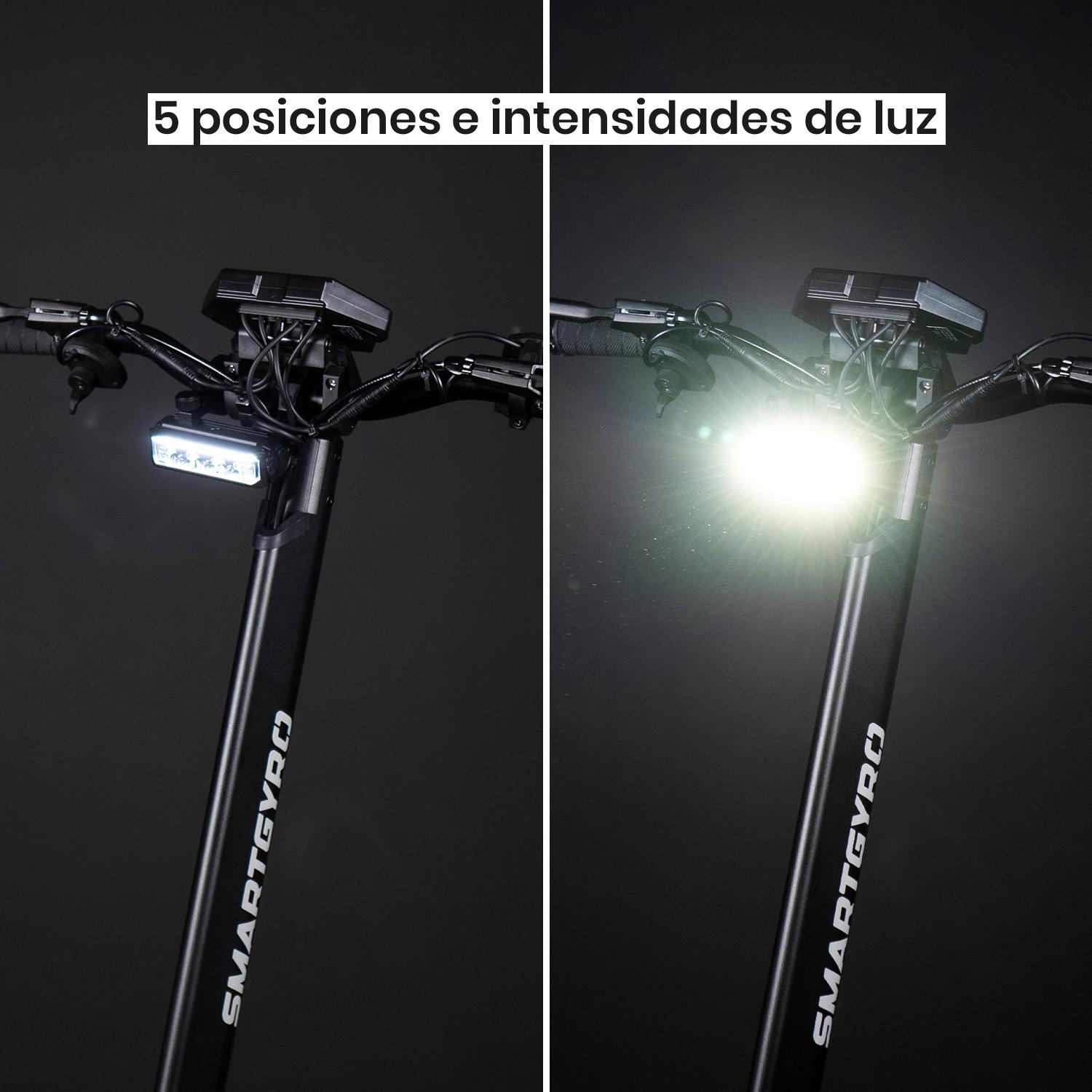 Scooter eléctrico con faro encendido, luego brillante. El texto dice: 5 posiciones e intensidades de luz.