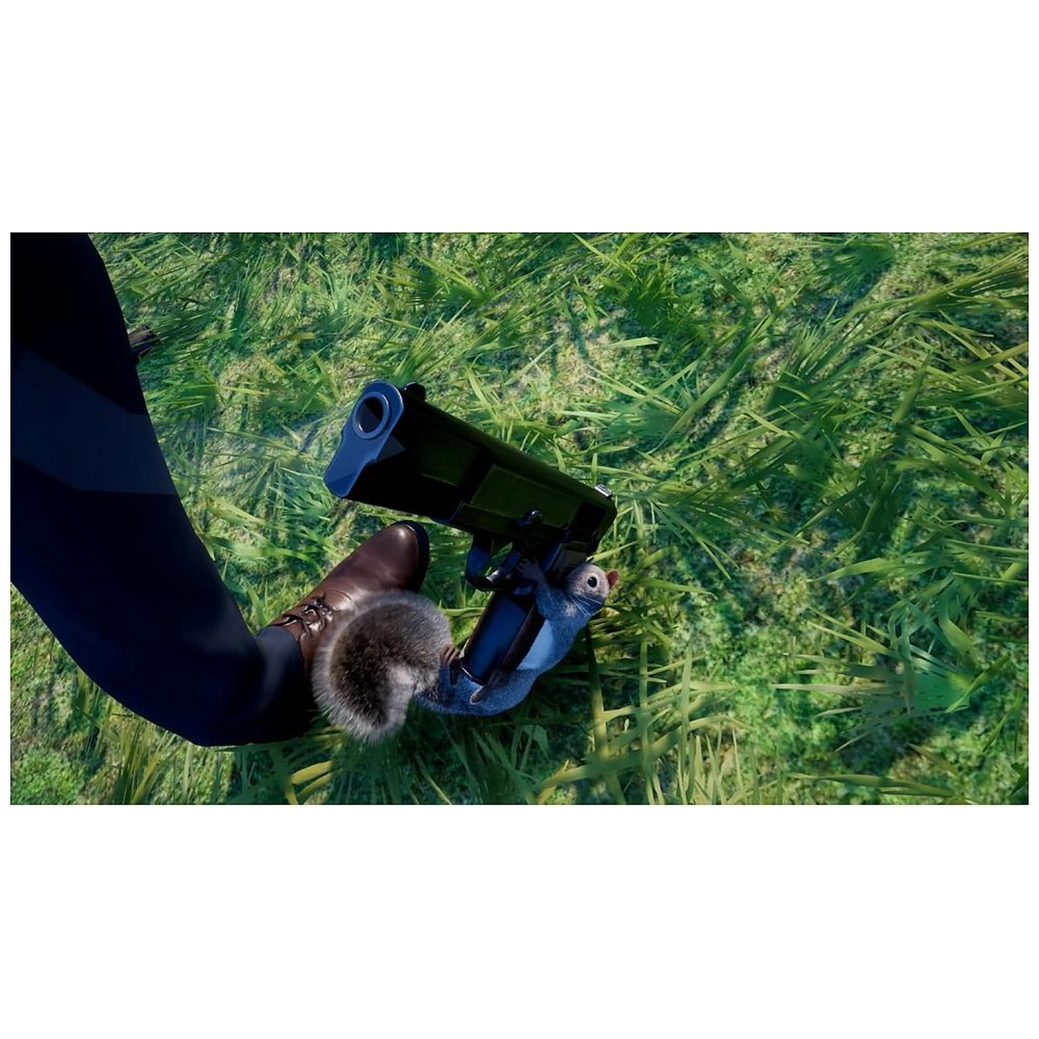 Een persoon houdt een pistool vast met een eekhoorn erop. De achtergrond is groen gras. De persoon draagt een bruine schoen en een zwarte broek.