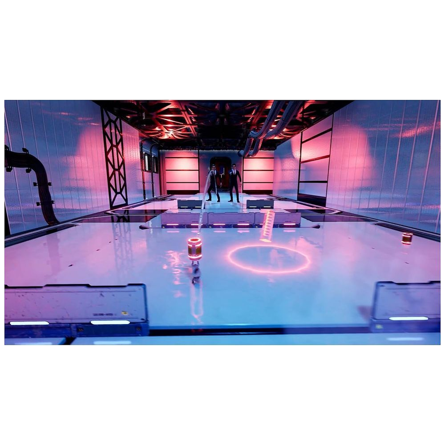 Twee mannen in pak staan in een futuristische kamer met neonlichten. Een gloeiende cirkel en andere objecten liggen op de vloer. De muren zijn reflecterend.