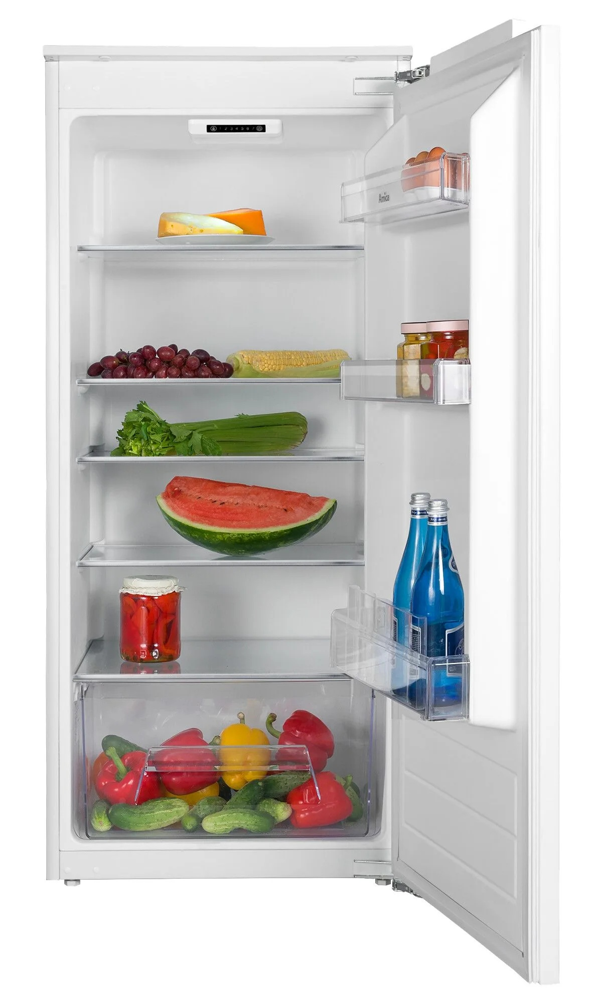 Otwarta lodówka wypełniona jedzeniem: ser, winogrona, arbuz, papryka, ogórki, jajka, butelki wody i kukurydza.