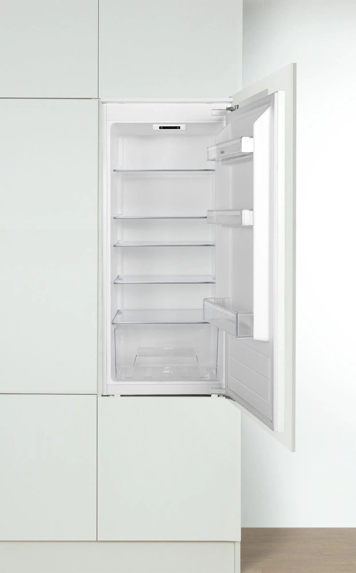 Otwarta lodówka, pokazująca półki i szuflady. Drzwi uchylone, odsłaniają czyste, białe wnętrze i szklane półki.