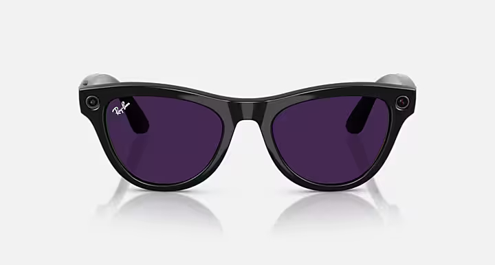 Czarne okulary przeciwsłoneczne Ray-Ban z fioletowymi soczewkami. Okulary mają elegancki design z logo Ray-Ban z boku. Powierzchnia odblaskowa.