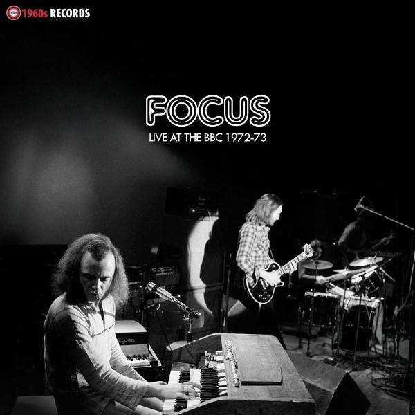 Die Band Focus live bei der BBC. Ein Keyboarder und ein Gitarrist stehen im Mittelpunkt, ein Schlagzeuger im Hintergrund. Schwarz-Weiß-Foto.