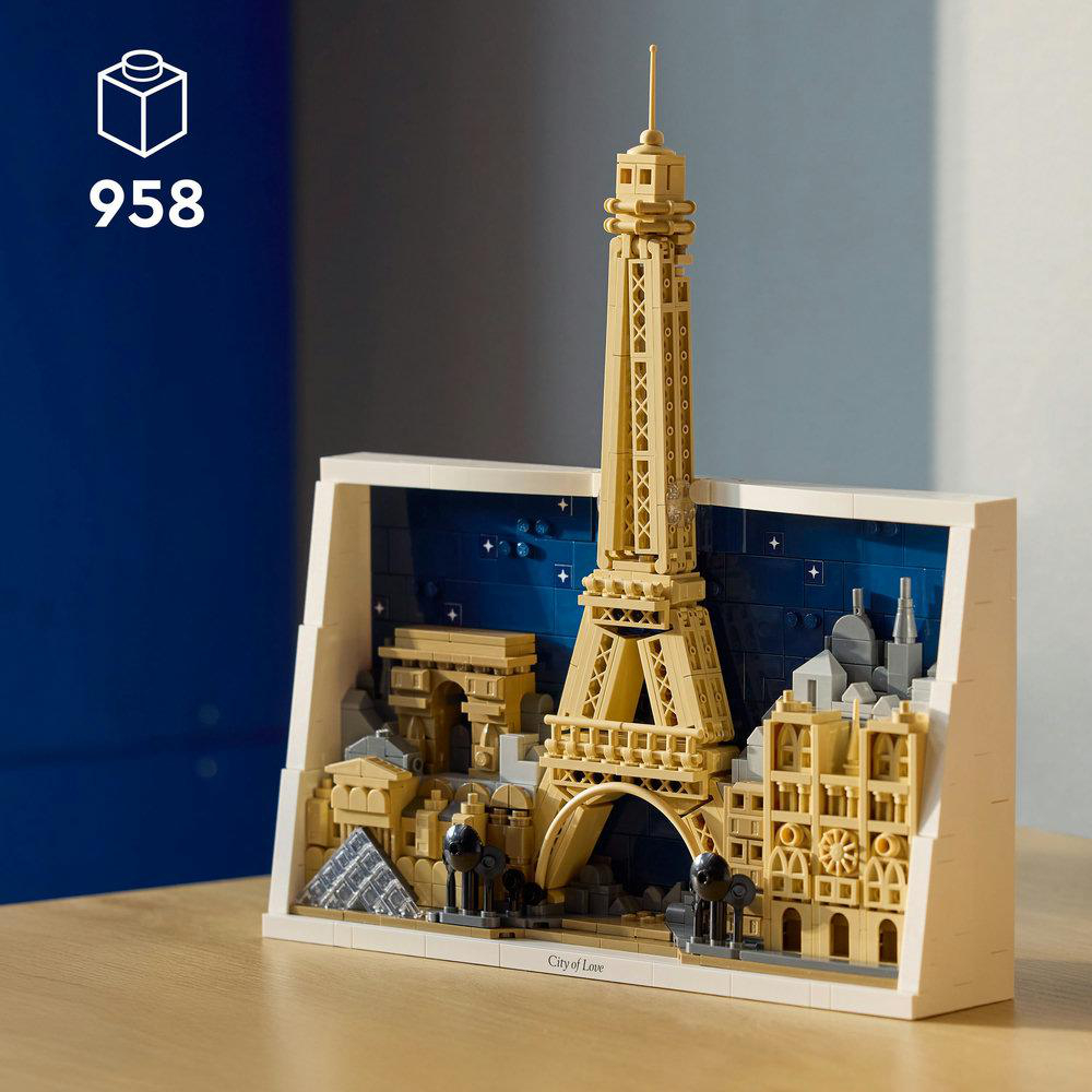 Ein Lego-Modell von Paris mit Eiffelturm, Arc de Triomphe und anderen Gebäuden. Die Szene spielt sich vor einem dunkelblauen Hintergrund ab.