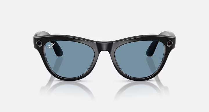 Czarne inteligentne okulary przeciwsłoneczne Ray-Ban z niebieskimi soczewkami. Okulary mają zakrzywioną oprawkę i małe kamery z boku.
