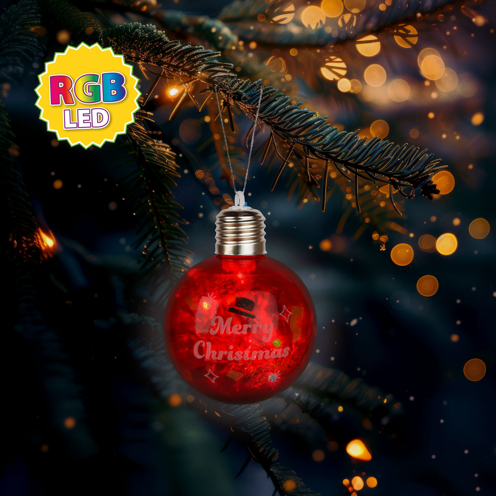 Egy piros karácsonyi dísz, rajta a 'Merry Christmas' felirattal és egy hóember illusztrációval, egy fenyőágon lóg, bokeh fényekkel.