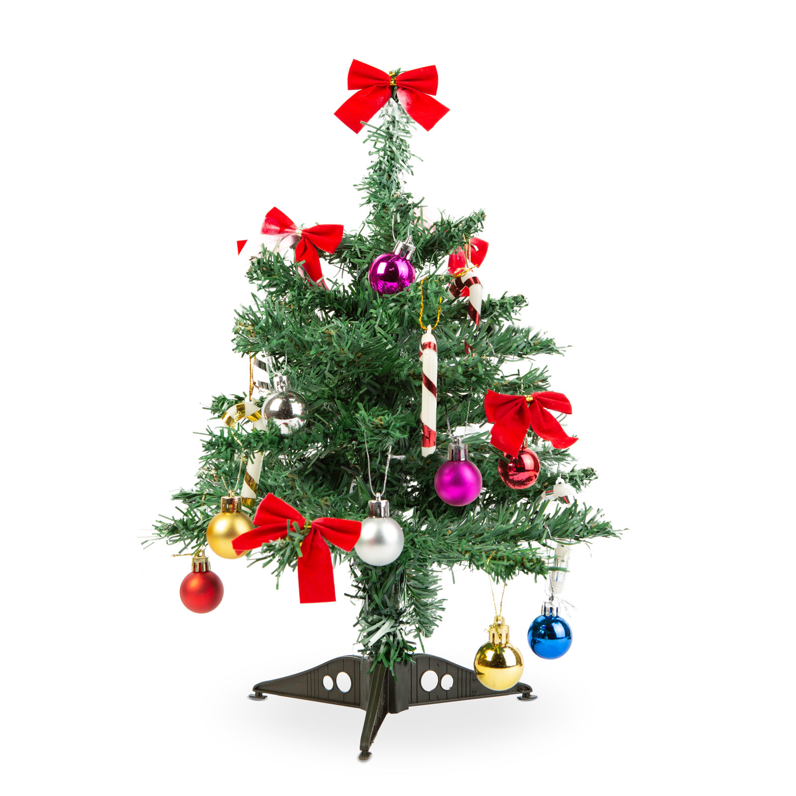 Egy kis díszített karácsonyfa piros masnikkal, díszekkel és cukorpálcákkal fehér háttérben.