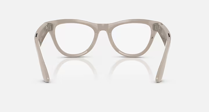Para jasnoszarych okularów pokazana jest z tyłu. Soczewki są przezroczyste, a oprawka ma stonowany szary kolor.