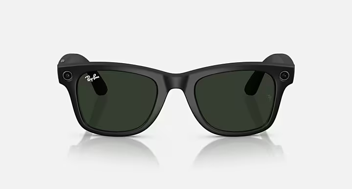 Czarne okulary przeciwsłoneczne Ray-Ban z zielonymi soczewkami. Okulary mają kamerę po każdej stronie i logo Ray-Ban na zauszniku.