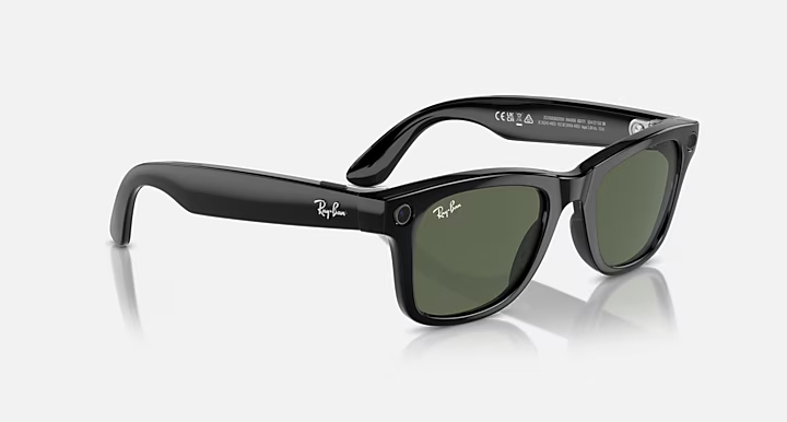 Czarne okulary przeciwsłoneczne Ray-Ban z zielonymi soczewkami na białym tle. Okulary odbijają światło.