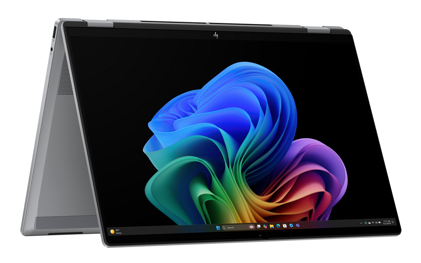 Srebrny laptop jest otwarty, wyświetlając kolorowy abstrakcyjny obraz na ekranie. Tło jest czarne.