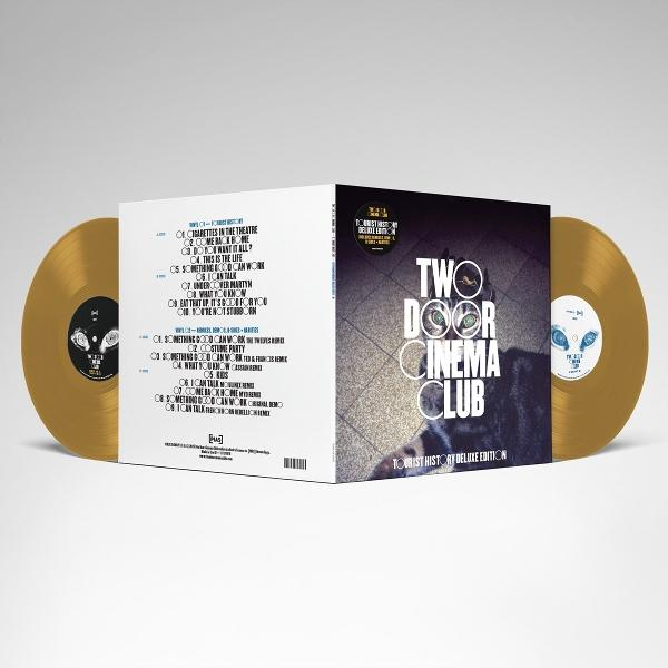 Goldene Schallplatten und Albumcover. Albumtitel ist 'Tourist History' von Two Door Cinema Club.