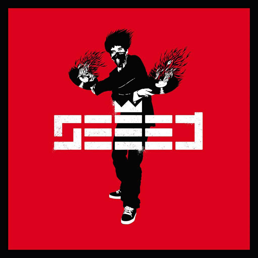 Ein Mann in Schwarz mit Maske hält brennende Schallplatten. Der Hintergrund ist rot mit dem Wort SEED in Weiß.