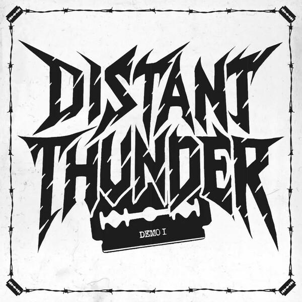 Schwarzes 'Distant Thunder'-Logo auf weißem Hintergrund, mit Rasierklinge und Stacheldrahtrand. 'Demo I' steht auf der Klinge.