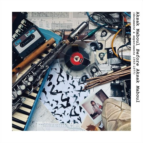 Eine Collage mit einer Kassette, einer Flöte, einer Rolle, Fotos und Zeichnungen. Der Titel 'Aksak Maboul' ist sichtbar.