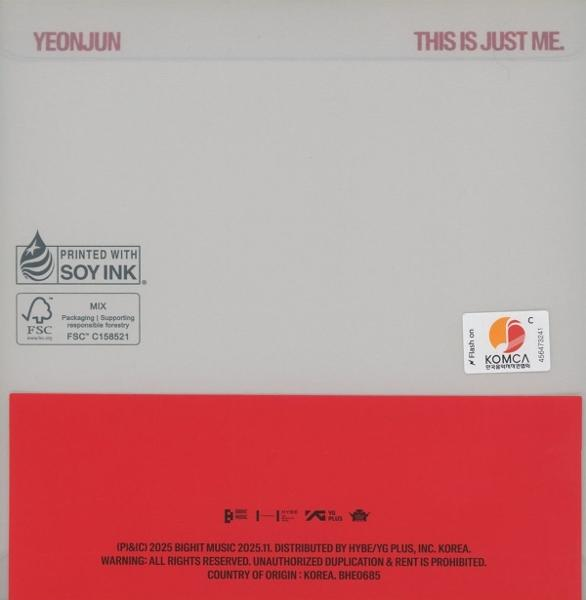 Albumcover. Oben: Name 'YEONJUN' und 'THIS IS JUST ME'. Unten: Roter Bereich mit Text, einem Aufkleber und einem Sojatinte-Logo.