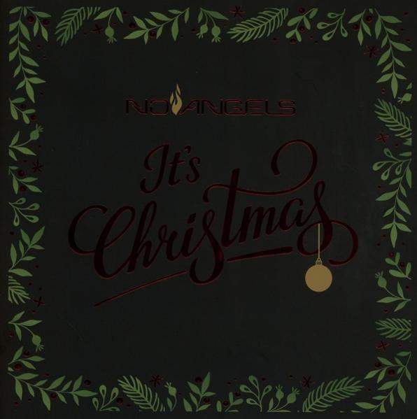 Weihnachtsalbumcover. Dunkler Hintergrund, Text 'It's Christmas' in Rot. Dekorative grüne Blätter umranden das Bild. Goldener Schmuck.