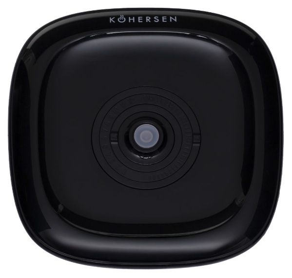 Czarny, kwadratowy sprzęt kuchenny z zaokrąglonymi rogami. Posiada centralną okrągłą cechę i napis "K&HERSEN" u góry.