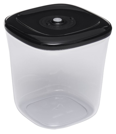 Przezroczysty, kwadratowy pojemnik na żywność z czarną pokrywką. Pokrywka ma okrągły element pośrodku.