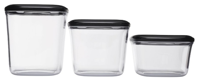 Trzy przezroczyste plastikowe pojemniki z czarnymi pokrywkami ułożone od najwyższego do najkrótszego. Wszystkie puste, na białym tle.