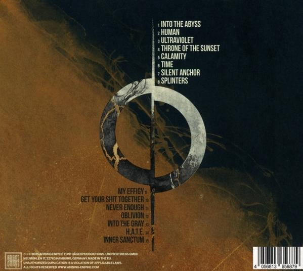 Albumcover mit dunklem, strukturiertem Hintergrund und einem zentralen Symbol. Text listet Songtitel und Labelinformationen auf.