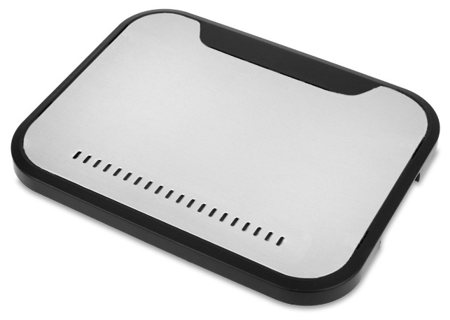 Prostokątna, srebrna taca z czarną obwódką. Ma sekcję z małymi, równomiernie rozmieszczonymi otworami.