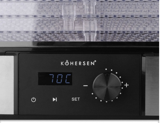Panel sterowania suszarką do żywności pokazujący temperaturę 70C, pokrętło i przyciski włączania/wyłączania. Przezroczyste tace.