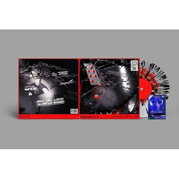 Albumcover mit rot-schwarzem Design. Vinyl-Schallplatte mit rot-weißem Muster. Enthält eine Karte mit blauem Design.