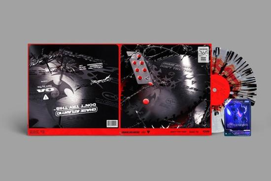 Albumcover und Schallplatte. Das Cover ist schwarz und rot mit Text. Die Schallplatte ist rot, schwarz und weiß. Eine Karte ist ebenfalls vorhanden.