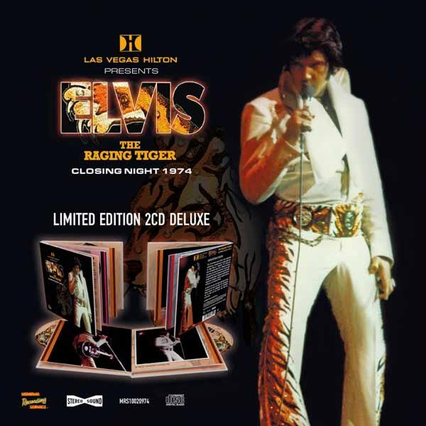 Elvis auf der Bühne mit Mikrofon. Das CD-Cover ist sichtbar und besagt: "The Raging Tiger Closing Night 1974."